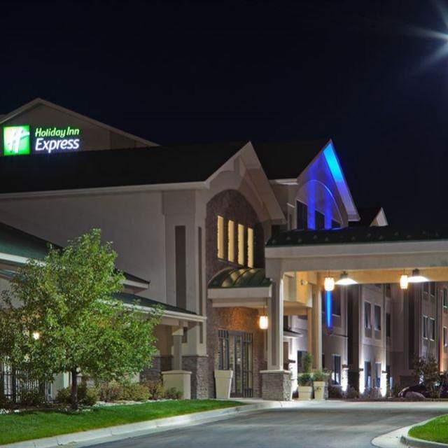 Holiday Inn Express Hotel & Suites